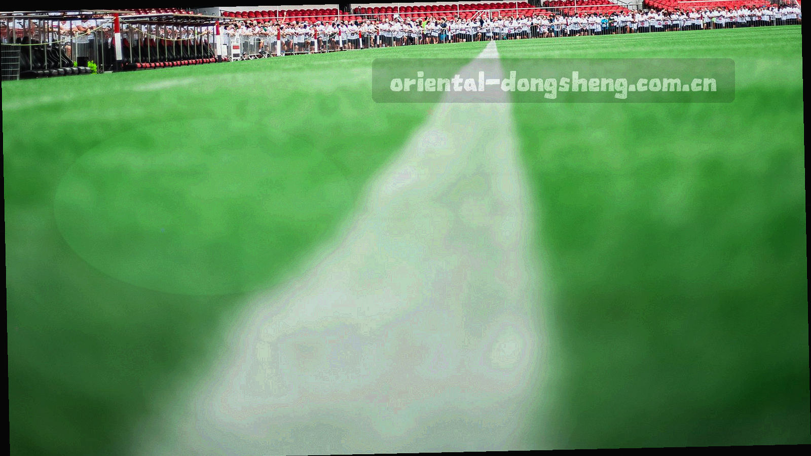 米白与赭红色调的纸张叠层配圆形印章纹理的抽象构图